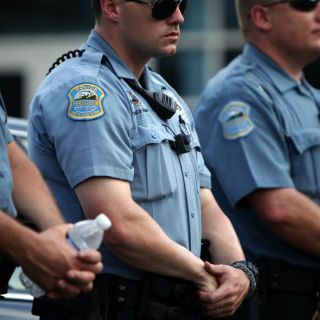 Policía de Ferguson estrena cámaras corporales tras disturbios