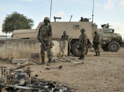 Soldados de la Unión Africana permanecen en la ciudad de Kurtunwarey en Somalia. AP /