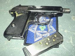 Seguridad. Elementos de la Policía de Guadalajara le quitaron un arma calibre .32 al detenido. ESPECIAL /