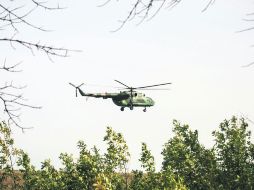 DONETSK. Helicópteros militares ucranianos se retiran del aeropuerto de Lugansk tras ser atacados con artillería rusa. AFP /