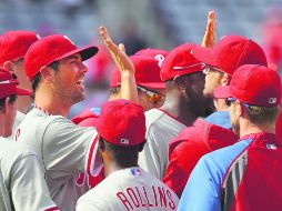 Felicidad. Cole Hamels (centro) felicita a sus compañeros tras finalizar el juego. AP /
