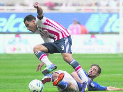 Sin oportunidad. Un solo remate al arco tuvo Omar Bravo ante Cruz Azul. Un cabezazo que no llevaba peligro.  /