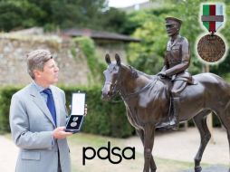 El equino de nombre Warrior (Guerrero) es galardonado por su valentía y heroísmo. Foto: @PDSA_HQ. ESPECIAL /