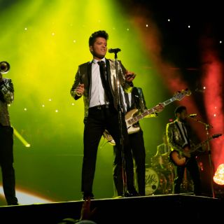 Fans esperan a Bruno Mars afuera de hotel del DF