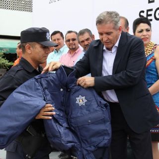 Entregan uniformes y equipo de protección a policías de Tonalá