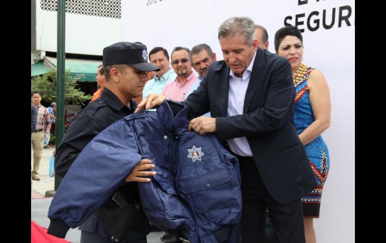 Arana entregó uniformes térmicos, pares de botas, chamarras y chalecos balísticos. ESPECIAL /