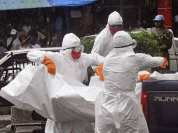 El ébola ha causado la muerte a la mitad de unos tres mil afectados en África; William Pooley es un sobreviviente. ARCHIVO /