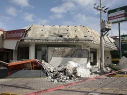 Los restos de la fachada, así como las partes de letrero luminoso, ya comenzaron a ser retirados.  /