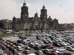 El gobierno de la Ciudad desconocía que el Zócalo sería utilizado como estacionamiento para vehículos de funcionarios, aseguran. SUN /