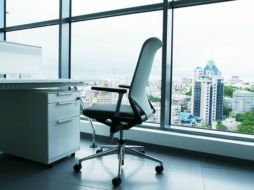 Es vital que las empresas tomen en cuenta la importancia de los muebles ergonómicos para sus trabajadores. ESPECIAL /