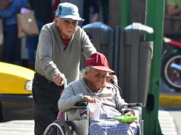 Cerca de 34 mil adultos mayores son beneficiarios del programa de apoyo 70 y más. ARCHIVO /
