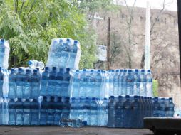 El agua embotellada es la opción más factible en ciertos lugares, sin embargo no es la más económica o segura. ARCHIVO /