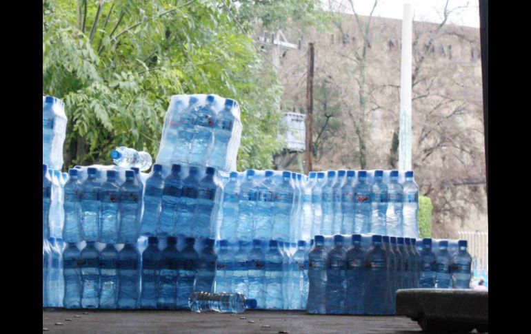 El agua embotellada es la opción más factible en ciertos lugares, sin embargo no es la más económica o segura. ARCHIVO /