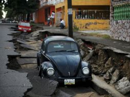 En Veracruz, 'Dolly' dejó un socavón que afectó dos fraccionamientos y algunos vehículos. AP /