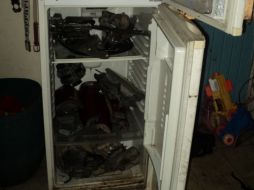 Algunas autopartes fueron encontradas dentro de un refrigerador. ESPECIAL /