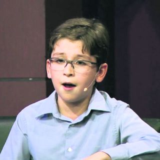 Tiene ocho años, es mexicano y una estrella