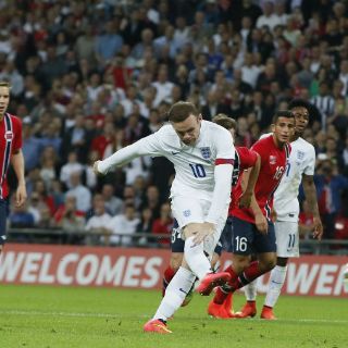 Wayne Rooney rescata a Inglaterra