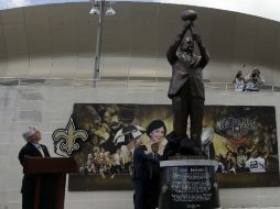 Los Santos de Nueva Orleans estrenaron una escultura con la figura del dueño de la institución Tom Benson. AP /