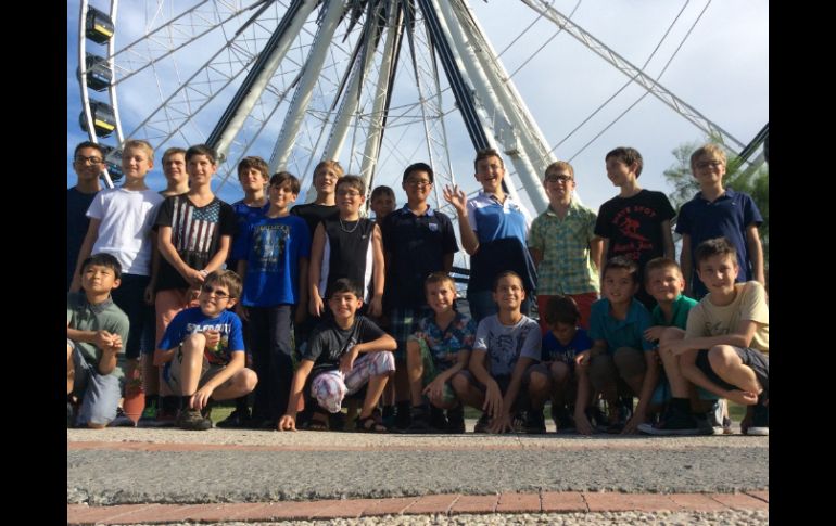 Los Niños Cantores se distraían y relajaban en el Parque Fundidora antes de sus presentaciones. NTX /