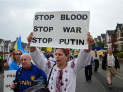 ''Alto a la sangre, alto a la guerra, alto a Putin'', se lee en un cartel que porta un manifestante. AFP /