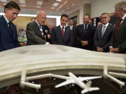 El creador del diseño del proyecto del nuevo aeropuerto, el arquitecto británico Norman Foster, explica al Presidente los pormenores. SUN /