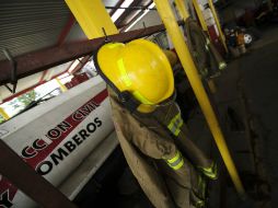 Los bomberos tardaron casi hora y media en sacarlo de su casa. ARCHIVO /