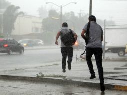 Las lluvias se intensificaron durante la madrugada y persisten este mediodía en la ciudad y diversas partes del estado. ARCHIVO /