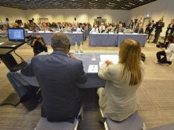 El director general adjunto de la OMS, Anarfi Asamoa-Baah (i), y la subdirectora general, Marie-Paule Kieny (d), presiden la reunión. EFE /