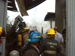 Se necesitaron más de 35 'tragahumos' para controlar el siniestro.  /