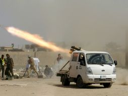 Fuerzas de seguridad de Iraq lanzan fuego durante su combate al Estado Islámico. AP /