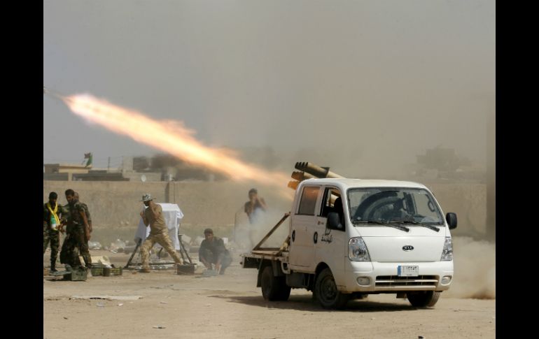 Fuerzas de seguridad de Iraq lanzan fuego durante su combate al Estado Islámico. AP /
