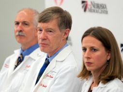 Especialistas médicos dan una conferencia sobre el traslado del misionero infectado. AP /