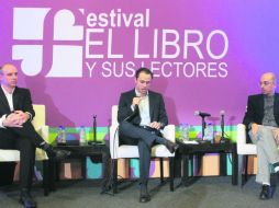 Andrew Littel, Diego Echeverría y Jorge Volpi, durante la mesa de diálogo en torno al libro electrónico.  /