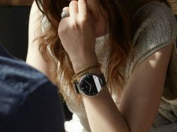 Es una pulsera de reloj clásico, con una pantalla redonda y una selección de diferentes pantallas. EFE /