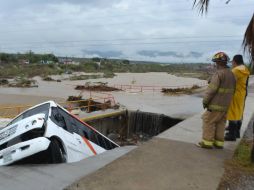 Tras las lluvias generadas por los remanentes de ''Dolly'', un camión se hundió por el reblandecimiento de un puente. ESPECIAL /