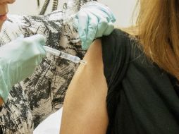 Los trabajadores del sector sanitario tendrán derecho a esa vacuna si las pruebas son satisfactorias en noviembre, añade la OMS. ARCHIVO /