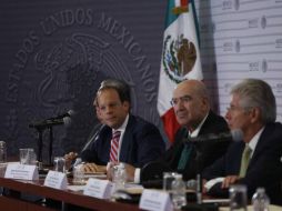 El director de la Conagua, en conferencia con otros funcionarios federales sobre el nuevo aeropuerto. Foto: ‏@David_Korenfeld. ESPECIAL /