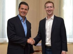 El Presidente de México, Enrique Peña Nieto, y el fundador de Facebook, Mark Zuckerberg . AFP /