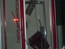 Elementos de la policía tapatía encontraron la maquina bancaria ya afectada. ARCHIVO /