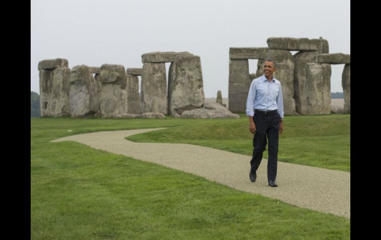 Barack Obama sale de la zona arqueológica del Stonehenge. AFP /