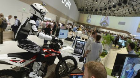 Los visitantes pueden acercarse a las últimas innovaciones en la industria tecnológica. EFE /