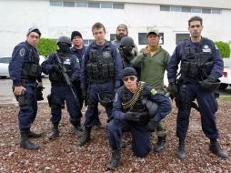 Del Toro con un grupo de actores que participan en la cinta, durante su estancia en Nezahualcóyotl. EFE /