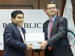 Miguel Messmacher (d) hace entrega del paquete a Miguel Barbosa (i) en el Senado. TOMADA DE @MBarbosaMX  /