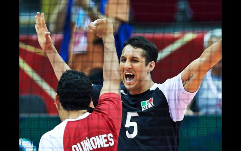 Los jugadores de México Rangel (d) y Quiñones celebran un punto durante el partido contra Rusia. EFE /