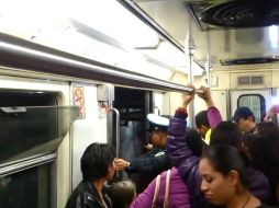 Un vagón de la Línea 7 circula con las puertas abiertas. Imagen: YouTube. ESPECIAL /