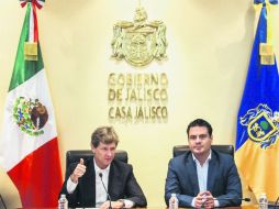 Enrique de la Madrid, director general de Bancomext, y el gobernador Aristóteles Sandoval durante la firma del acuerdo de colaboración.  /