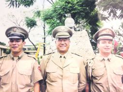 Pese a los obstáculos en su profesión, el mayor Trinidad (centro) posa con sus dos hijos bomberos Felipe (izquierda) y Héctor (derecha) ESPECIAL /