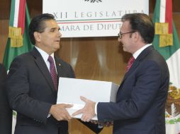 Videgaray (derecha), secretario de Hacienda, entrega el paquete económico al presidente de la mesa directiva de la Cámara de Diputados. NTX /