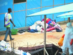 Riesgo. Un hombre que se creía contagiado pasa en una zona de cuarentena, en Monrovia. AFP /