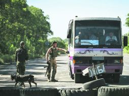 Soldados ucranianos paran un autobús para su revisión en un control cercano a la ciudad de Debalcevo, tras la tregua en Minsk. EFE /